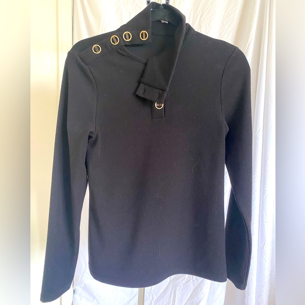 Long sleeve turtleneck with button detail. Worn twice !